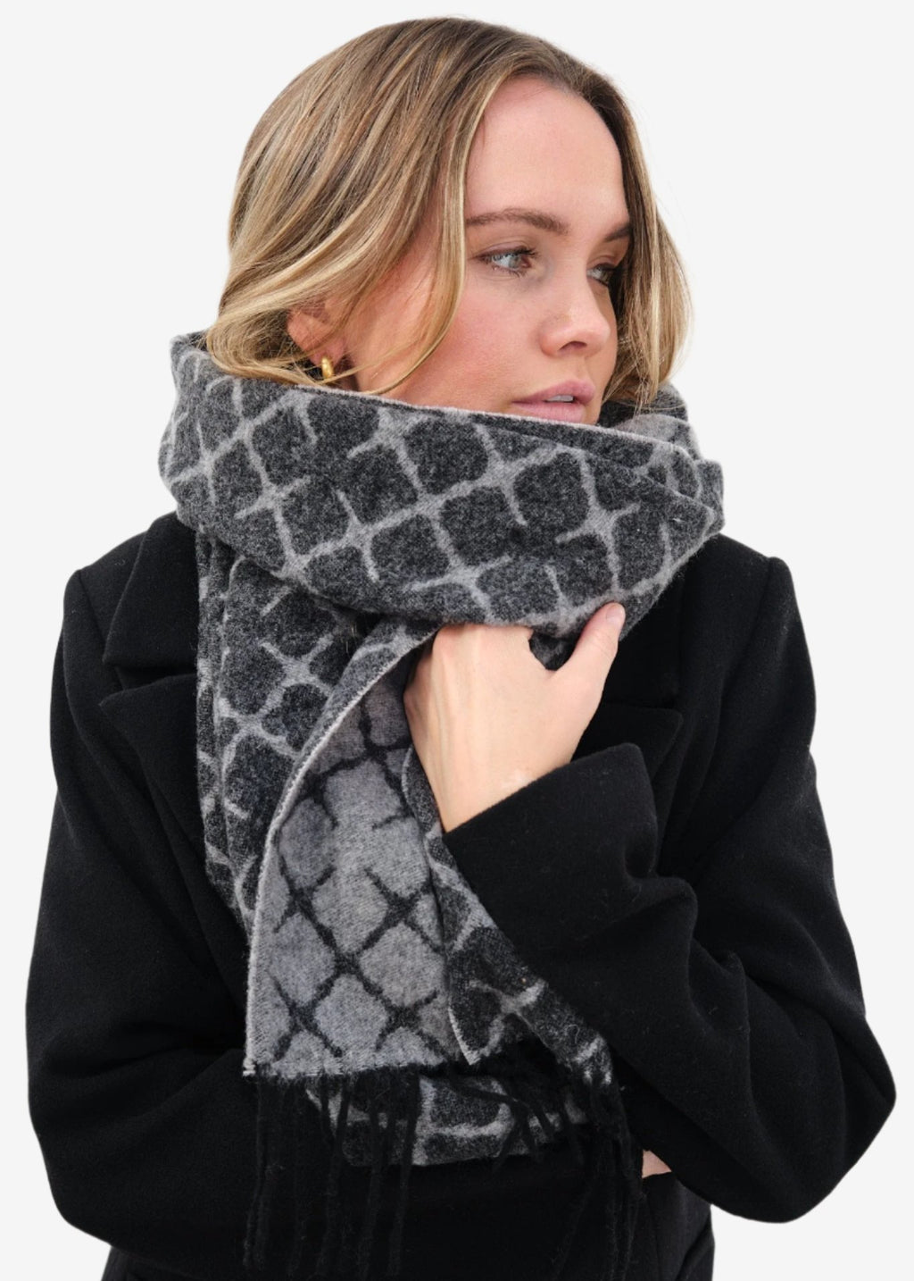 By Malene Birger ORTEGA stort skjerf i grå ull og kasjmir. Myk og varm tekstur med klassisk ensfarget design.