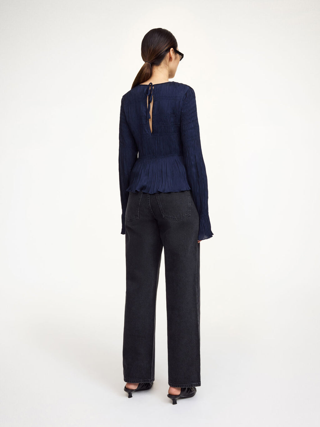 Mørkeblå OVAS bluse fra By Malene Birger i viskose med lange ermer og peplumkant nederst.