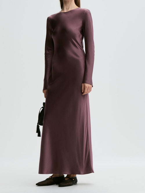 By Malene Birger Parisa maxikjole i lilla 100% silke med rund hals, trompet-ermer og handsydde bladdetaljer i ryggen.