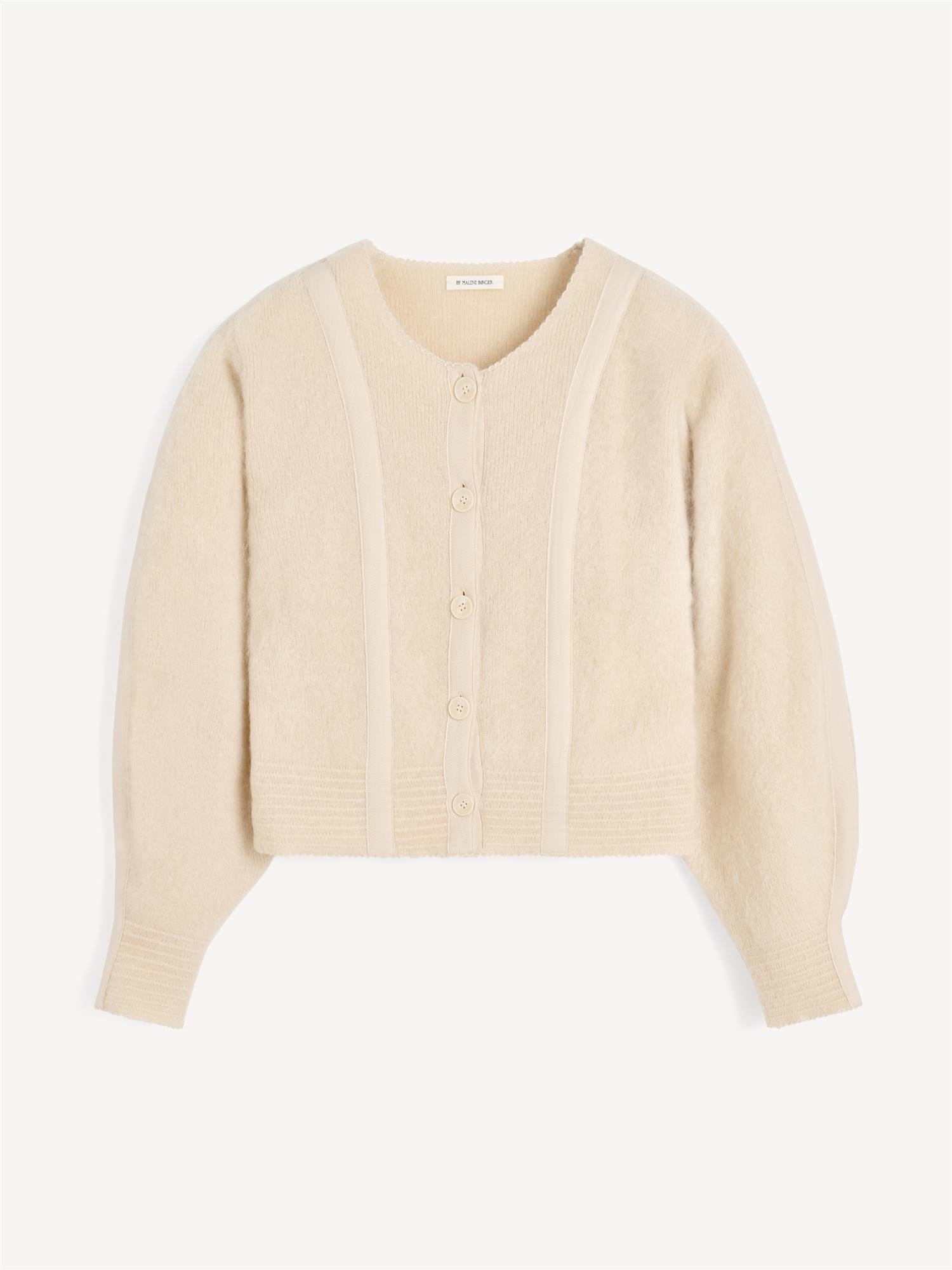 Kremfarget PERNILLE cardigan i mohair-mix med knapper i front, bjelleermer og myk, varm passform.