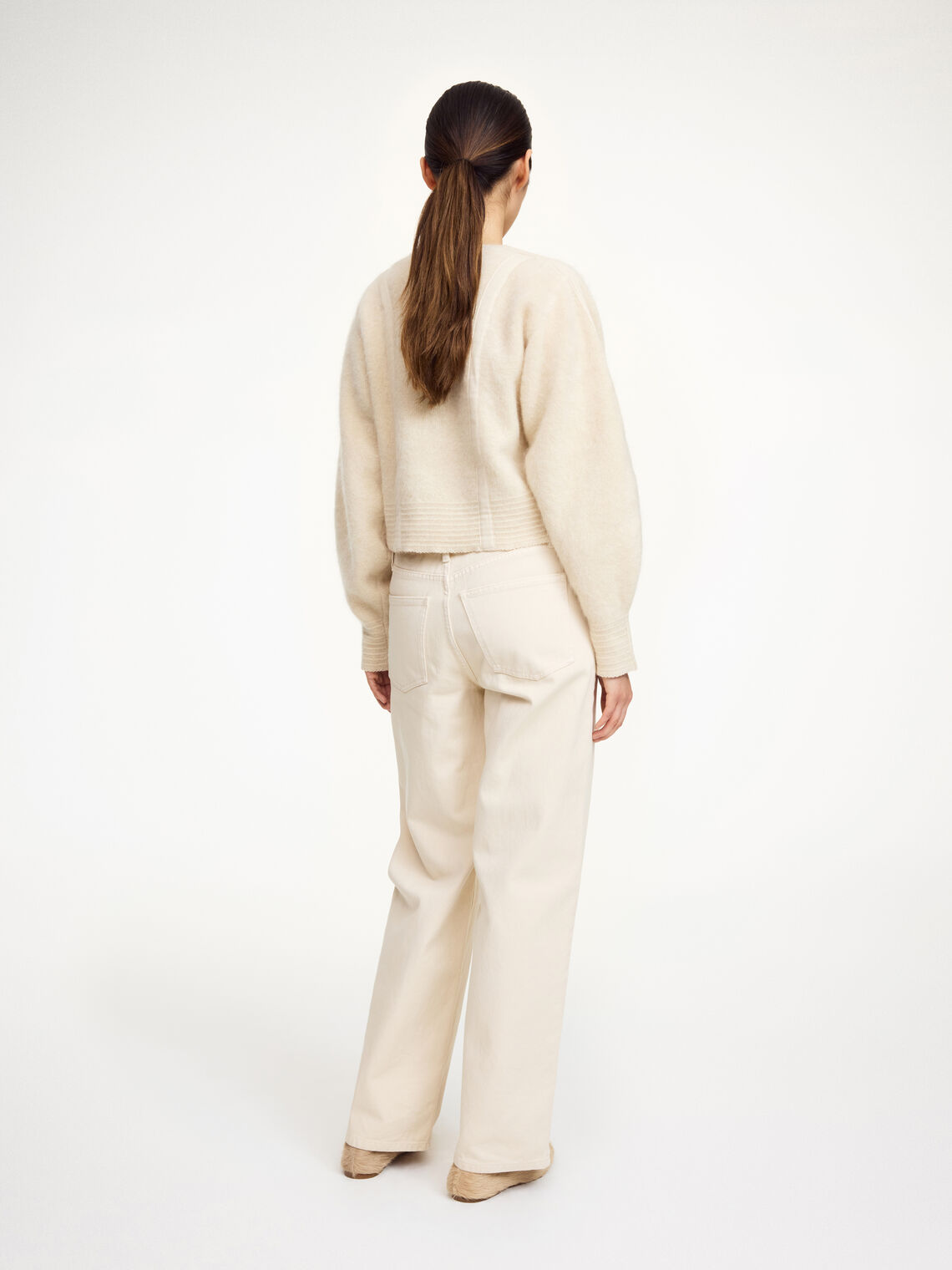 PERNILLE cardigan i krem mohair-mix med knapper i front og bjelleermer, bakfra.
