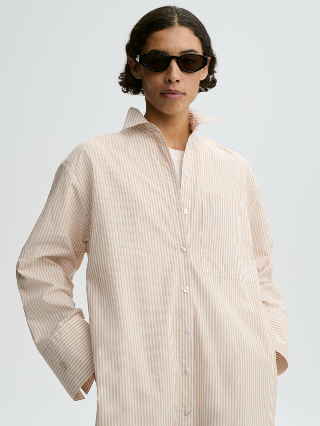By Malene Birger Perroti skjortekjole i beige 100% organisk bomull med knapper i front og lommer i siden.