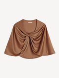 By Malene Birger PINLOS cape i brun materiale med Signatur Flower-print. Rund halsringning og lange elegante fallende linjer.