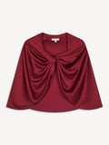 By Malene Birger PINLOS cape i burgunder materiale med Signatur Flower-print. Rund halsringning og lange fallende linjer.