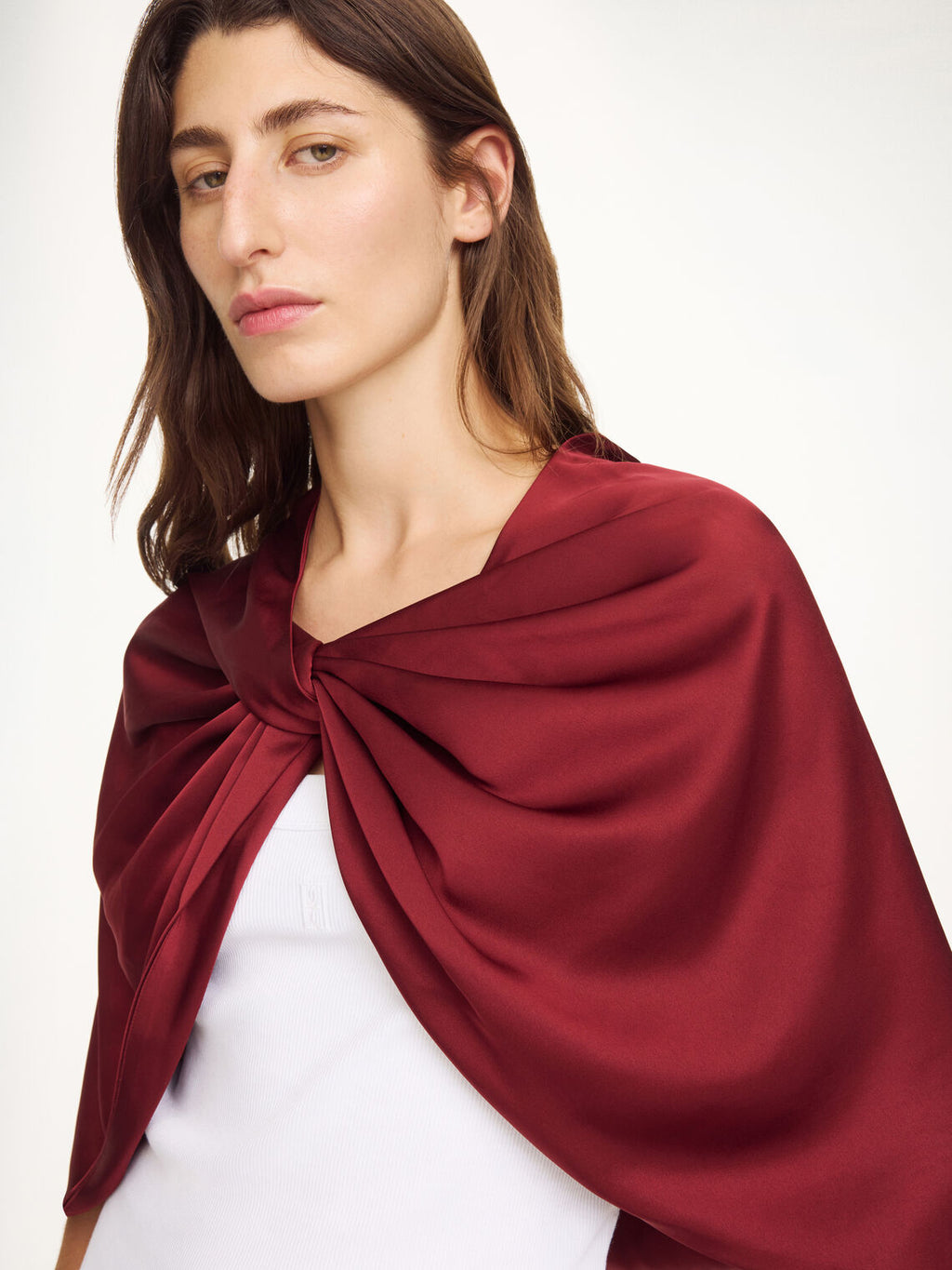 By Malene Birger PINLOS cape i burgunder materiale med Signatur Flower-print. Rund halsringning og lange fallende linjer.
