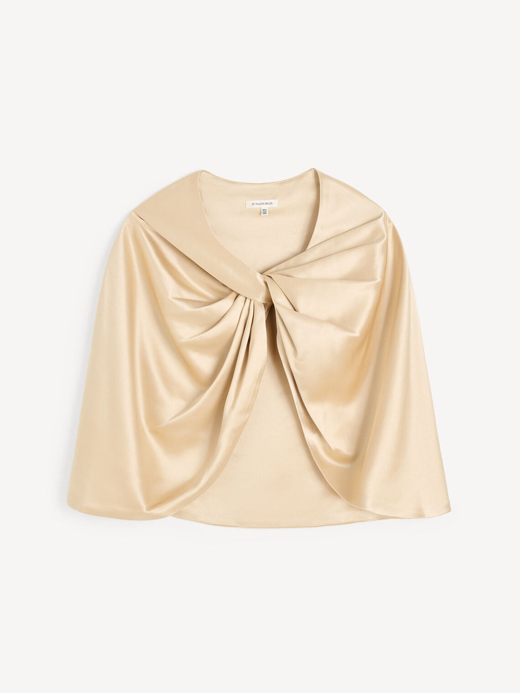 By Malene Birger PINLOS cape i kremfarget materiale med Signatur Flower-print. Rund halsringning og lange elegante fallende linjer.