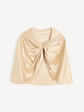 By Malene Birger PINLOS cape i kremfarget materiale med Signatur Flower-print. Rund halsringning og lange elegante fallende linjer.