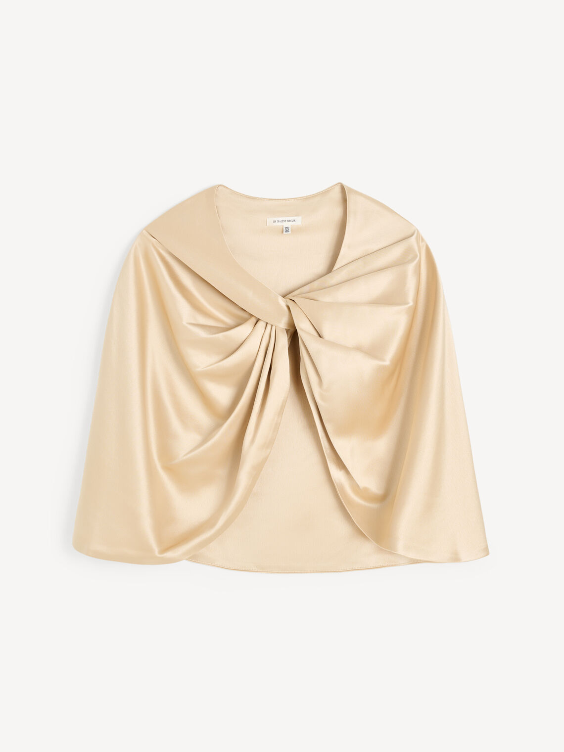 By Malene Birger PINLOS cape i kremfarget materiale med Signatur Flower-print. Rund halsringning og lange elegante fallende linjer.
