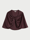 By Malene Birger PINLOS cape i lilla materiale med Signatur Flower-print. Rund halsringning og lange elegante fallende linjer.
