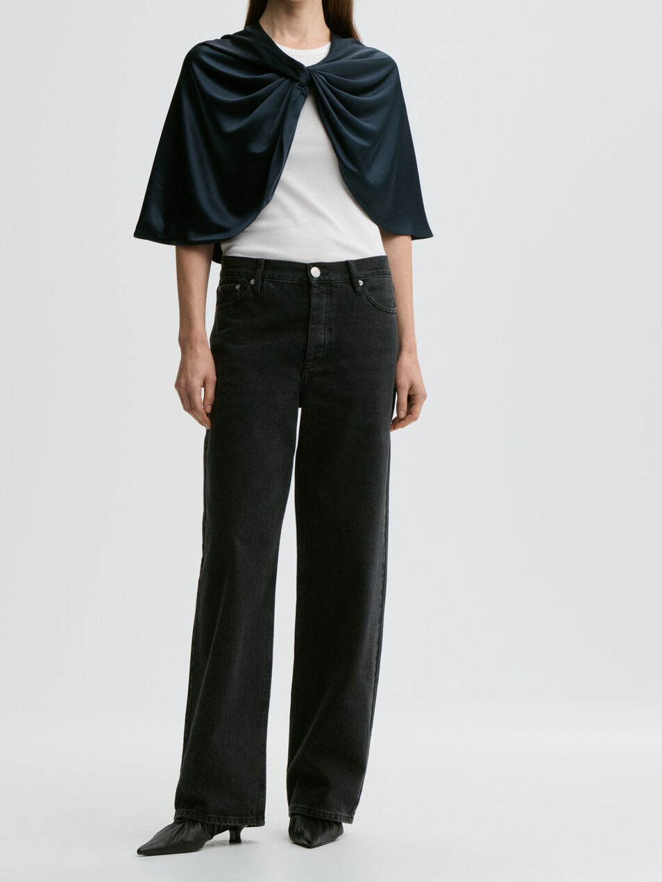 By Malene Birger PINLOS cape i mørkebla materiale med Signatur Flower-print. Rund halsringning og lange fallende linjer.