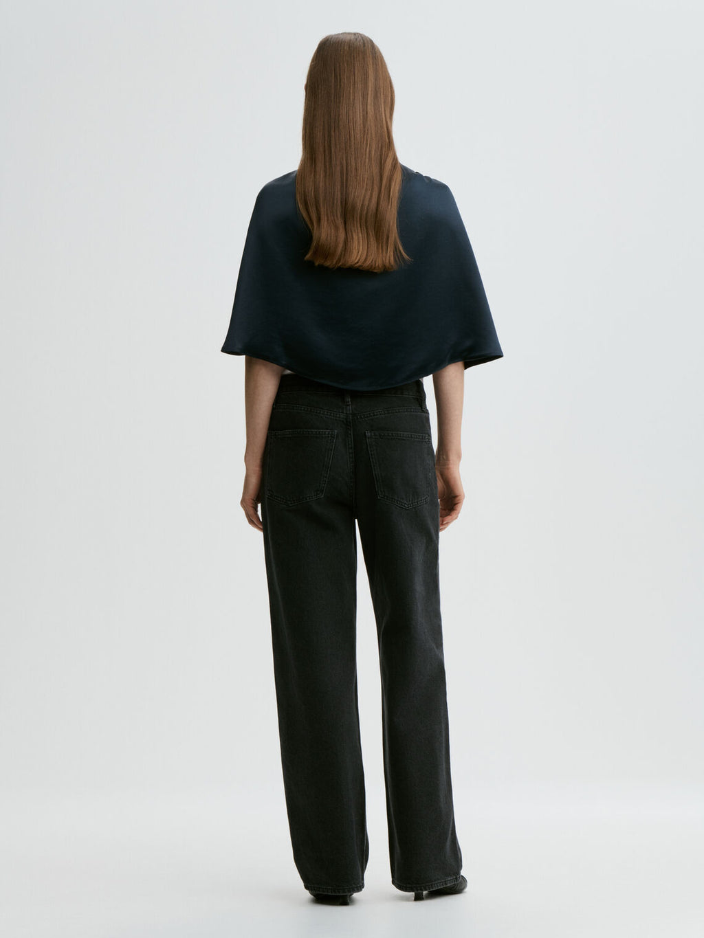 By Malene Birger PINLOS cape i mørkebla materiale med Signatur Flower-print. Rund halsringning og lange fallende linjer.