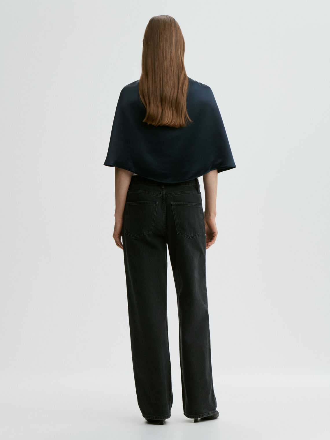 By Malene Birger PINLOS cape i mørkebla materiale med Signatur Flower-print. Rund halsringning og lange fallende linjer.