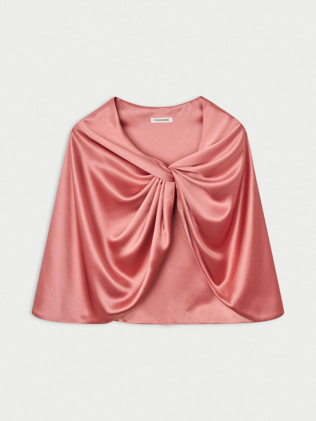 By Malene Birger PINLOS cape i rosa materiale med Signatur Flower-print. Rund halsringning og lange elegante fallende linjer.