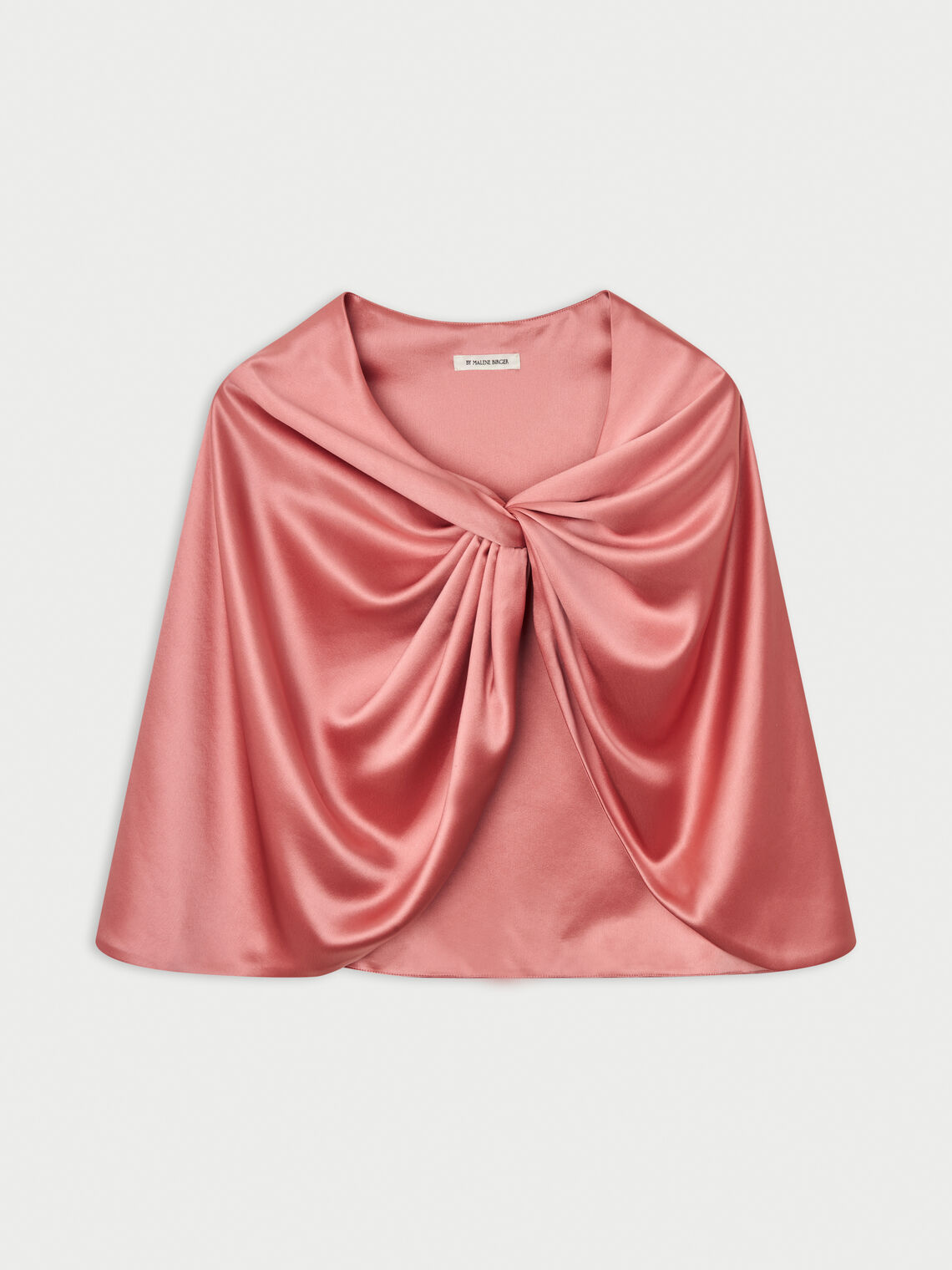 By Malene Birger PINLOS cape i rosa materiale med Signatur Flower-print. Rund halsringning og lange elegante fallende linjer.