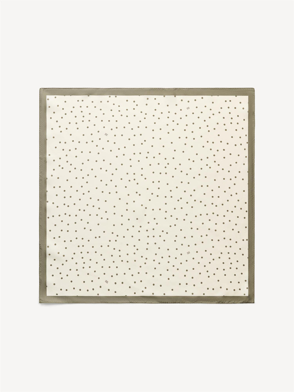 By Malene Birger POULA lite silkeskjerf i olivengrønn med prikke- og monogram-print. Glatt og lett tekstur.
