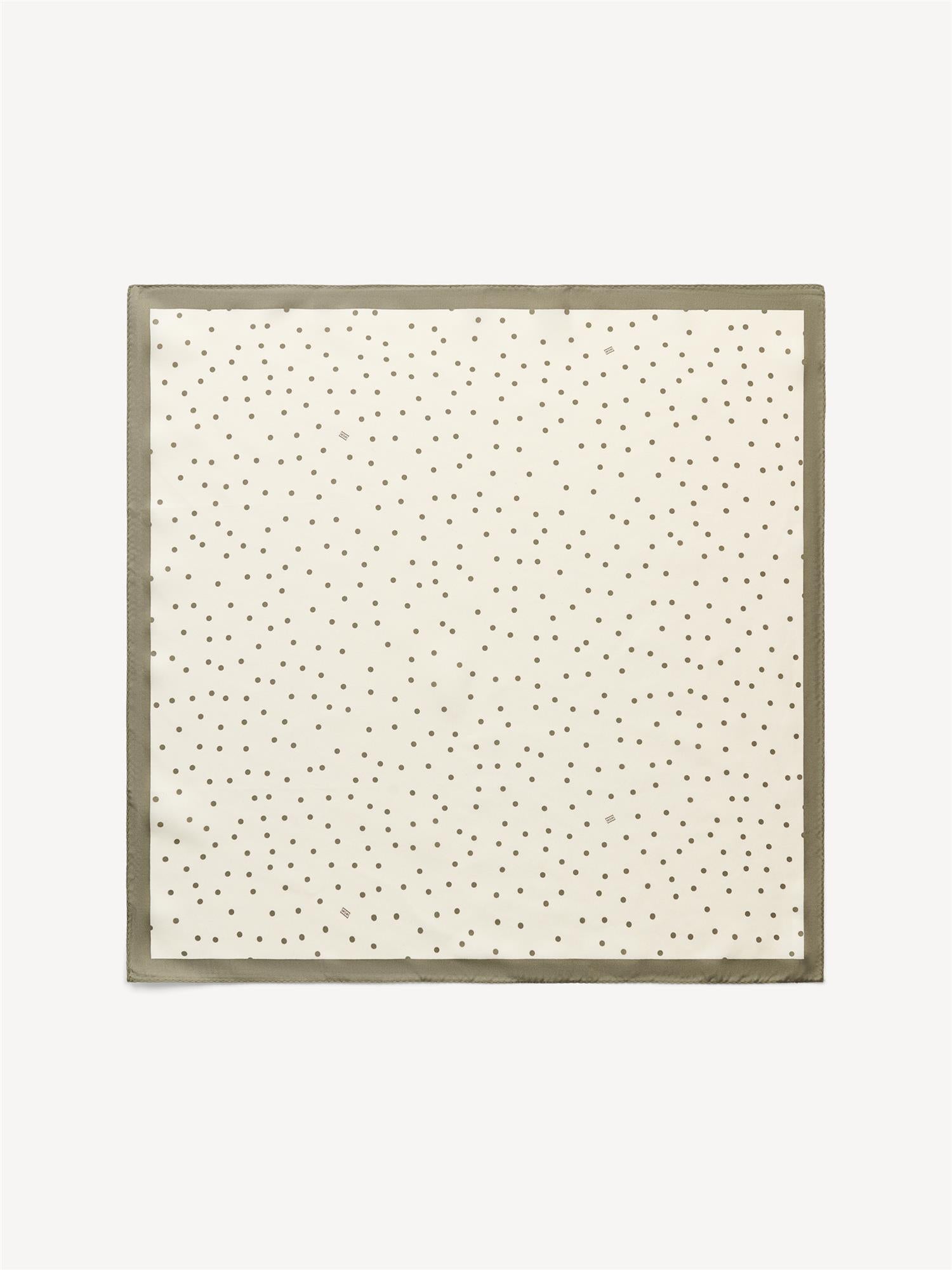 By Malene Birger POULA lite silkeskjerf i olivengrønn med prikke- og monogram-print. Glatt og lett tekstur.