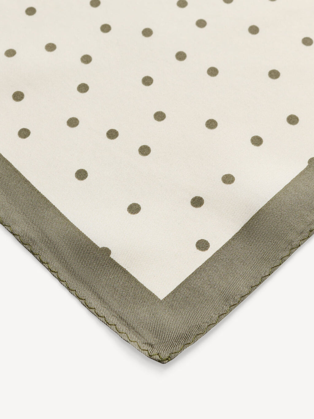 By Malene Birger POULA lite silkeskjerf i olivengrønn med prikke- og monogram-print. Glatt og lett tekstur.
