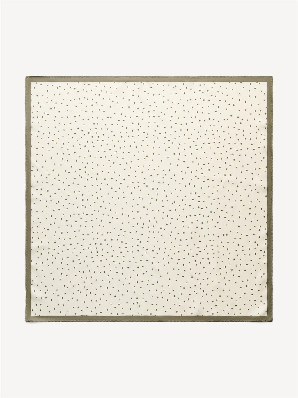 By Malene Birger POULAS silkeskjerf i olivengrønn med prikke- og monogram-print. Glatt og lett tekstur.