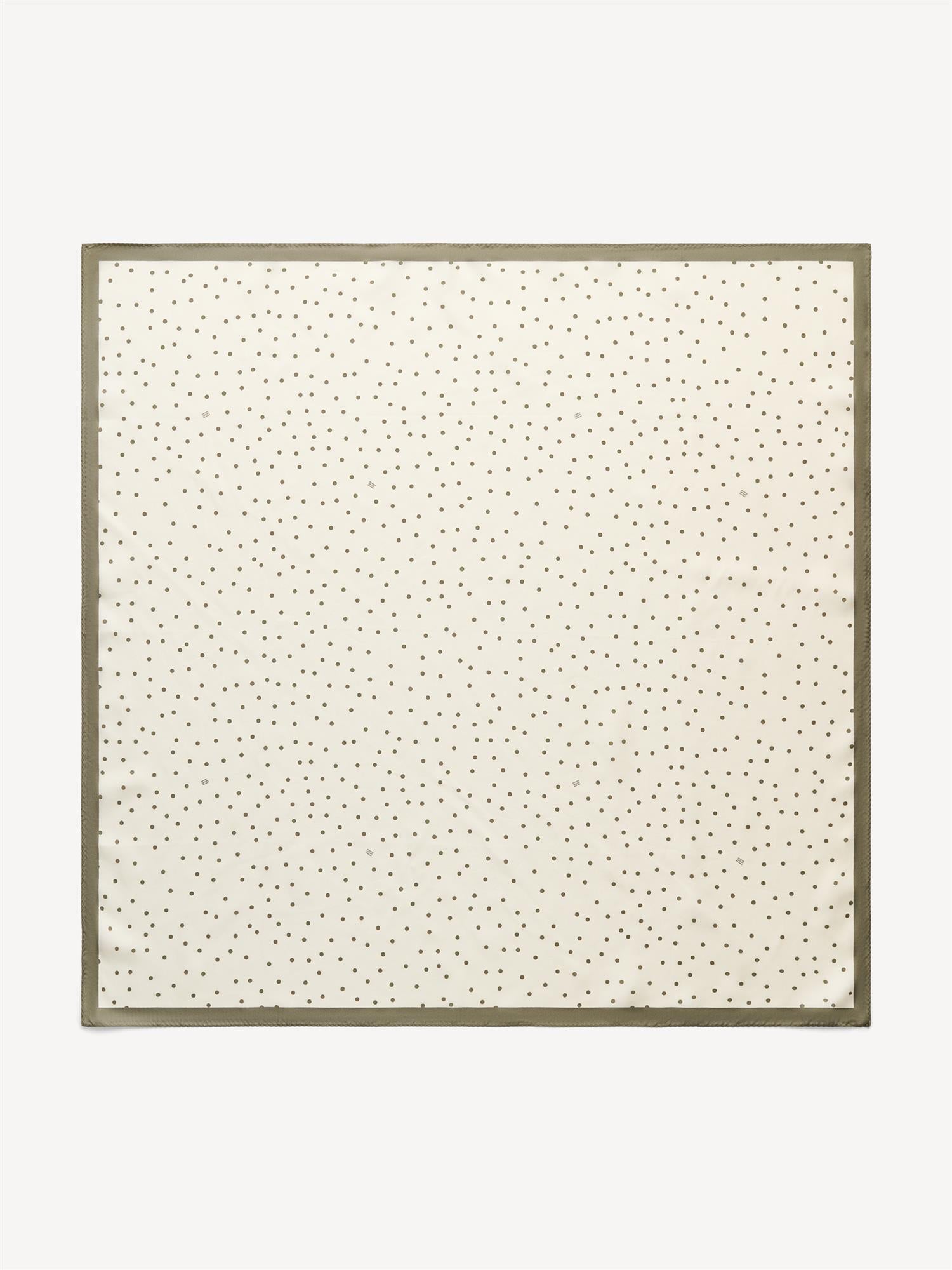 By Malene Birger POULAS silkeskjerf i olivengrønn med prikke- og monogram-print. Glatt og lett tekstur.