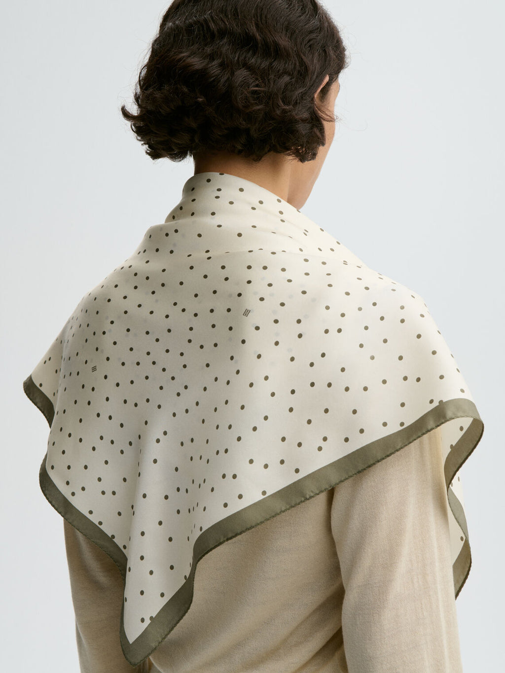 By Malene Birger POULAS silkeskjerf i olivengrønn med prikke- og monogram-print. Glatt og lett tekstur.