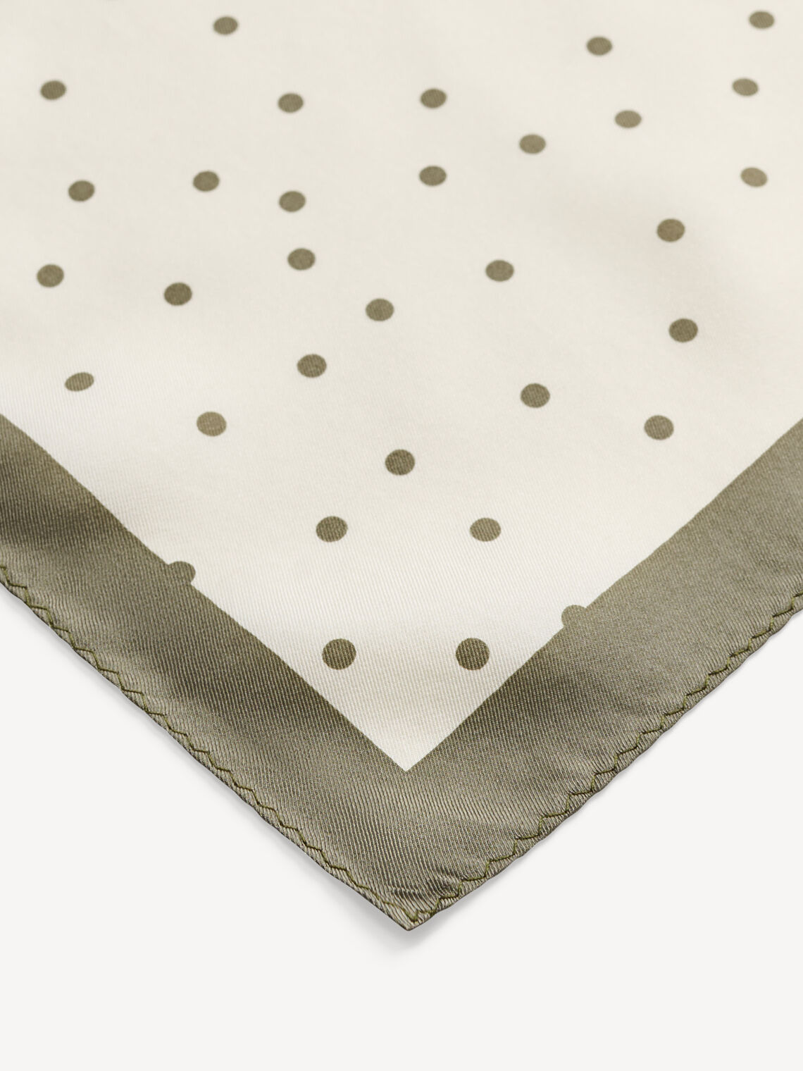 By Malene Birger POULAS silkeskjerf i olivengrønn med prikke- og monogram-print. Glatt og lett tekstur.