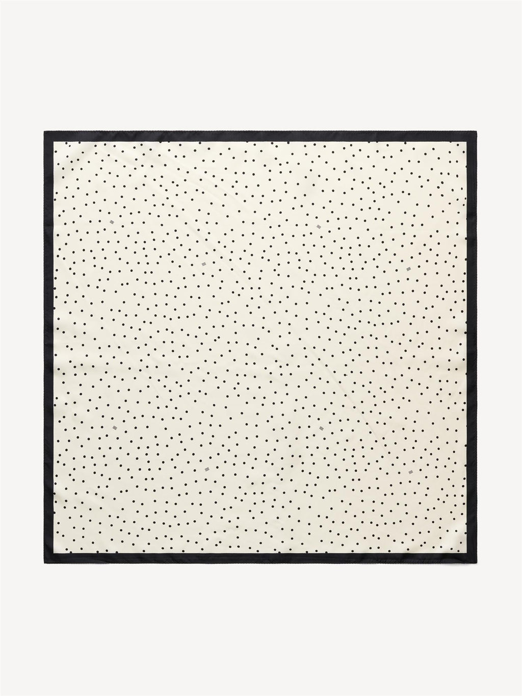 By Malene Birger POULAS silkeskjerf i sort med prikke- og monogram-print. Glatt og lett tekstur.