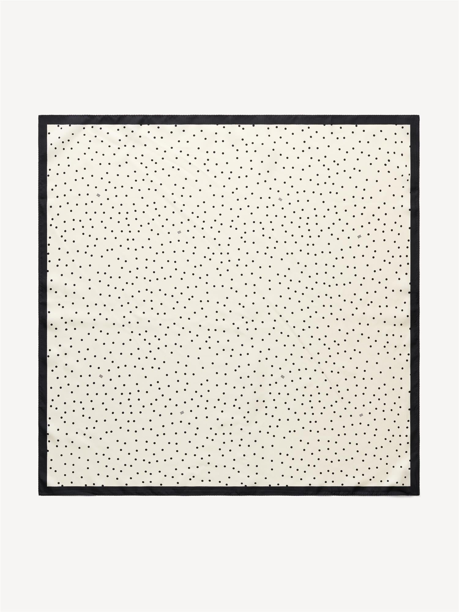 By Malene Birger POULAS silkeskjerf i sort med prikke- og monogram-print. Glatt og lett tekstur.