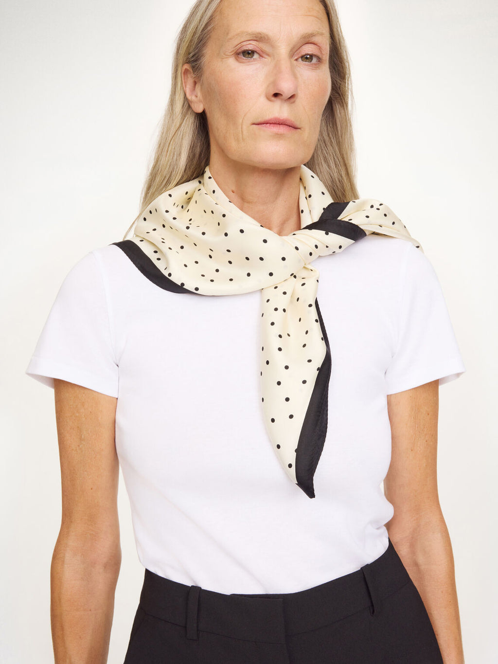 By Malene Birger POULAS silkeskjerf i sort med prikke- og monogram-print. Glatt og lett tekstur.