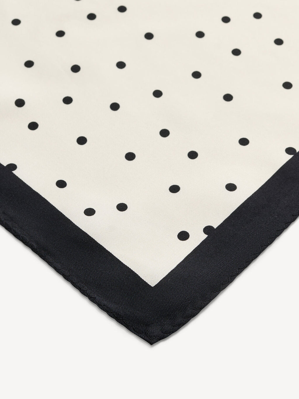 By Malene Birger POULAS silkeskjerf i sort med prikke- og monogram-print. Glatt og lett tekstur.