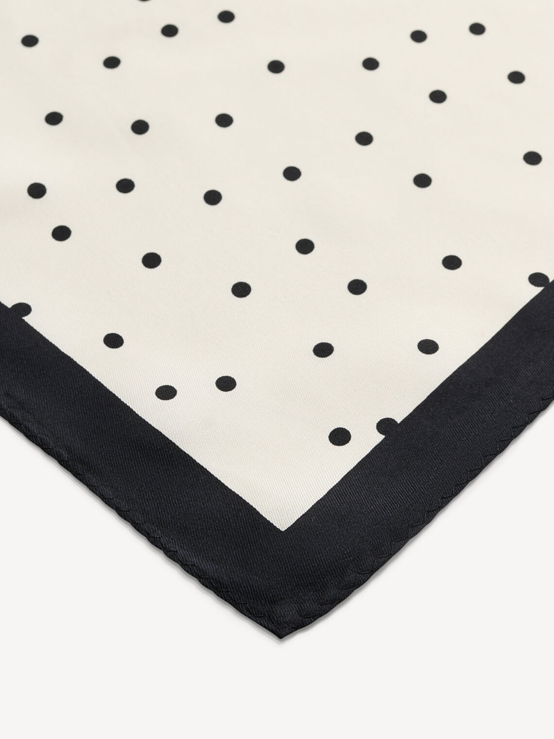 By Malene Birger POULAS silkeskjerf i sort med prikke- og monogram-print. Glatt og lett tekstur.