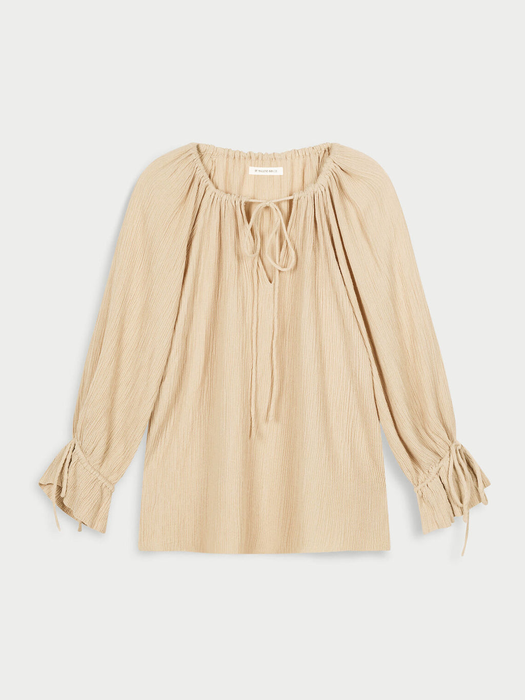 Beige ROSE WEAVE bluse fra By Malene Birger i rami og viskose, løs passform med v-hals, knyting og kort ermelengde.