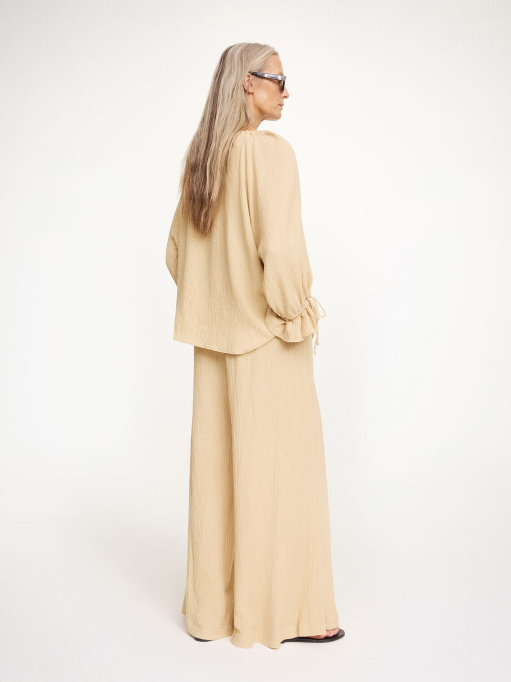Beige ROSE WEAVE bluse fra By Malene Birger, detalj av strukturstoff i rami og viskose.