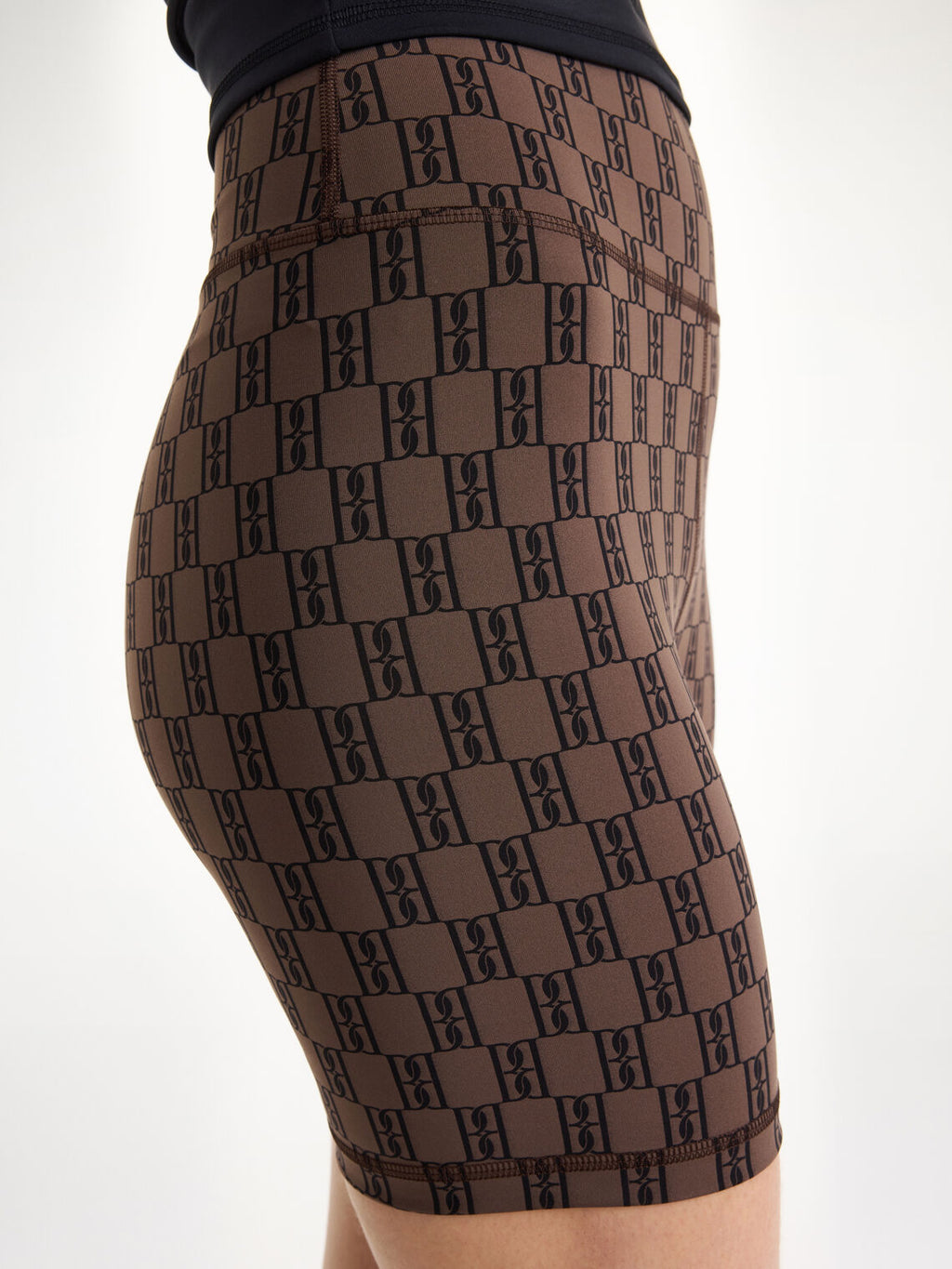 By Malene Birger SIOLA treningsshorts i brun resirkulert polyamid og elastane, slim-fit passform med monogram-print og elastisk linning.