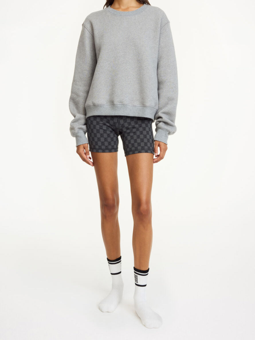 By Malene Birger SIOLA treningsshorts i mørkegrå resirkulert polyamid og elastane, slim-fit passform med monogram-print og elastisk linning.
