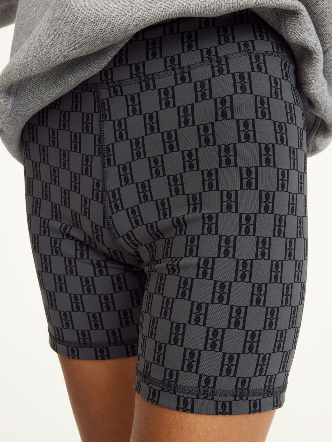 By Malene Birger SIOLA treningsshorts i mørkegrå resirkulert polyamid og elastane, slim-fit passform med monogram-print og elastisk linning.