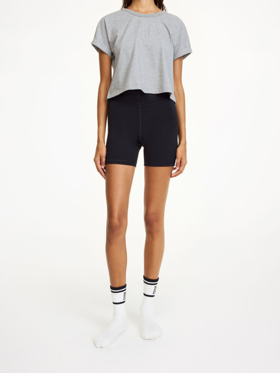 By Malene Birger SIOLA treningsshorts i sort resirkulert polyamid og elastane, slim-fit passform med monogram-print og elastisk linning.