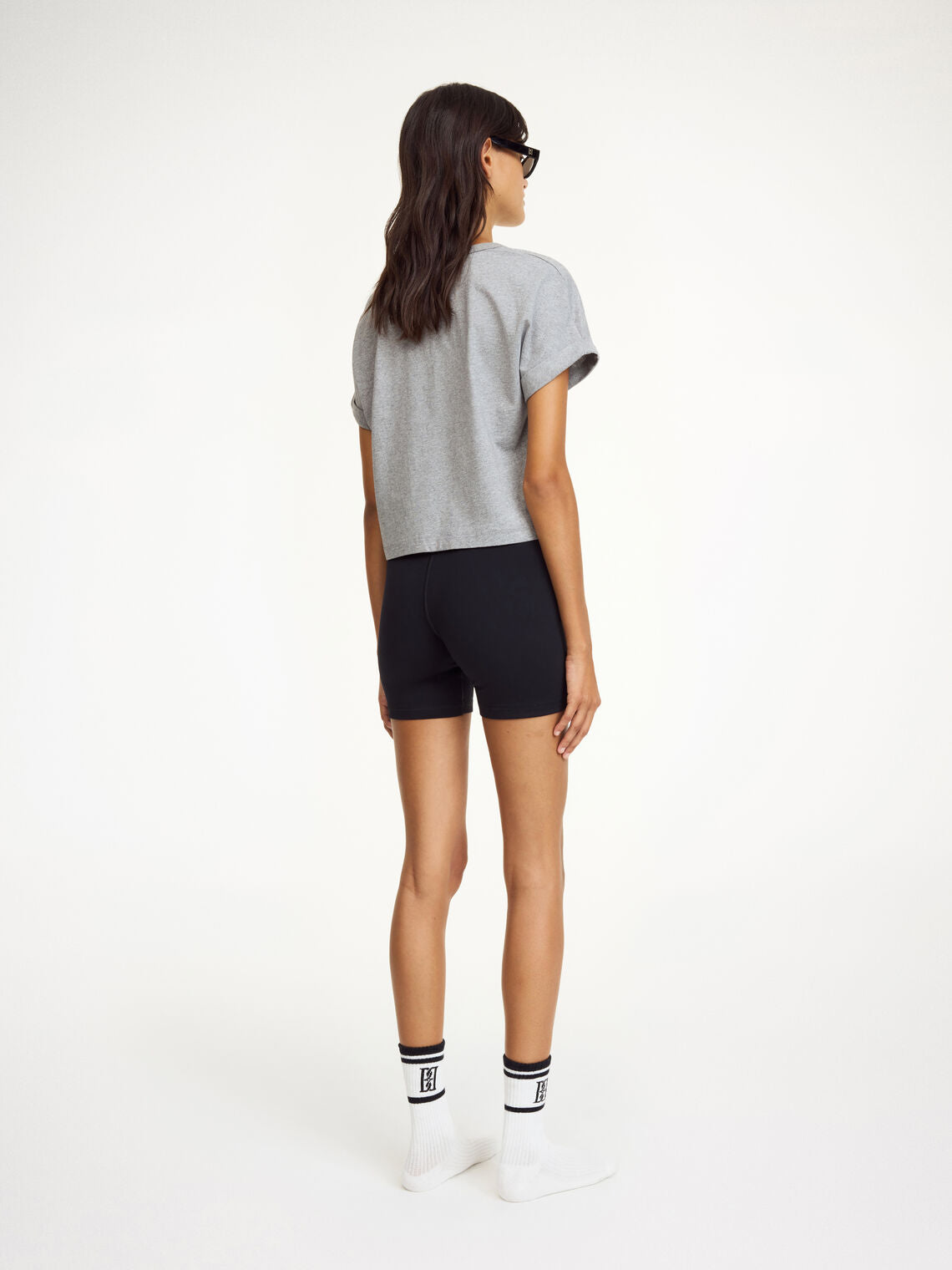 By Malene Birger SIOLA treningsshorts i sort resirkulert polyamid og elastane, slim-fit passform med monogram-print og elastisk linning.