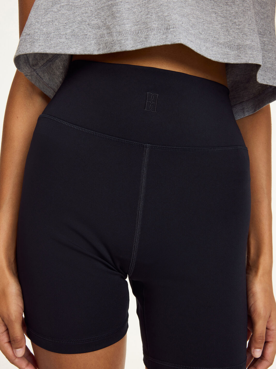 By Malene Birger SIOLA treningsshorts i sort resirkulert polyamid og elastane, slim-fit passform med monogram-print og elastisk linning.