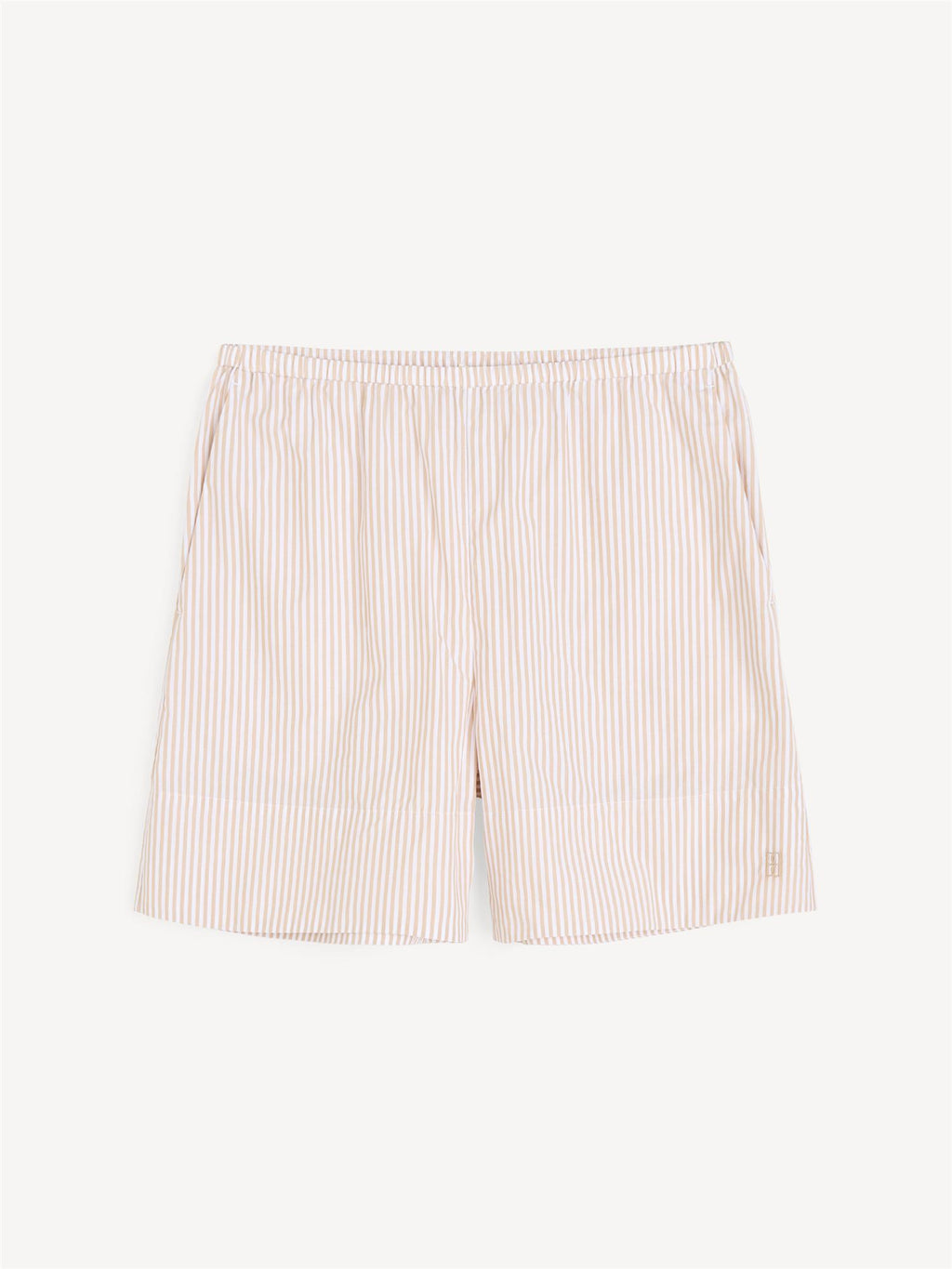 By Malene Birger SIONA shorts i beige 100% organisk bomull med elastisk linning og lommer i siden. Normal passform, lett sommerkvali­tet.
