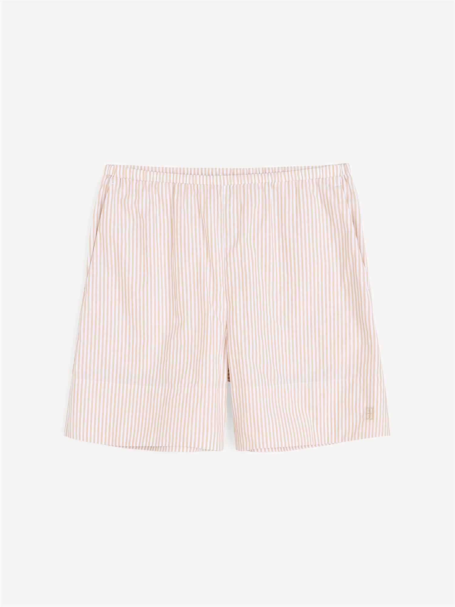 By Malene Birger SIONA shorts i beige 100% organisk bomull med elastisk linning og lommer i siden. Normal passform, lett sommerkvali­tet.
