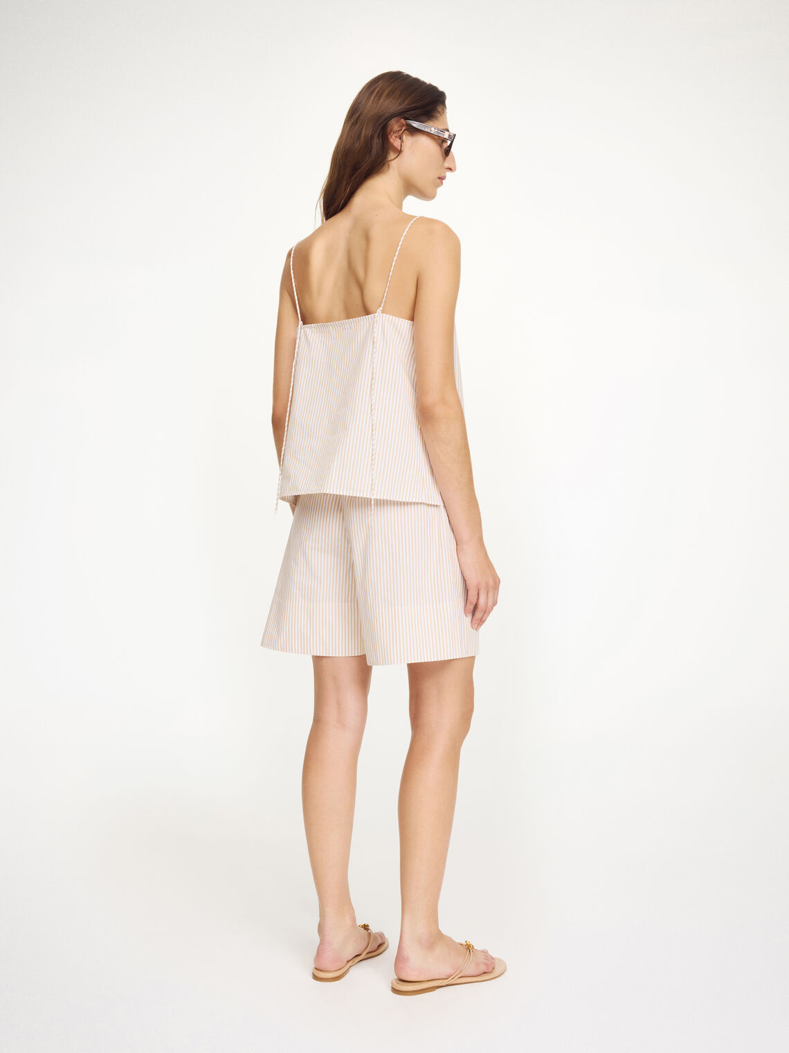By Malene Birger SIONA shorts i beige 100% organisk bomull med elastisk linning og lommer i siden. Normal passform, lett sommerkvali­tet.