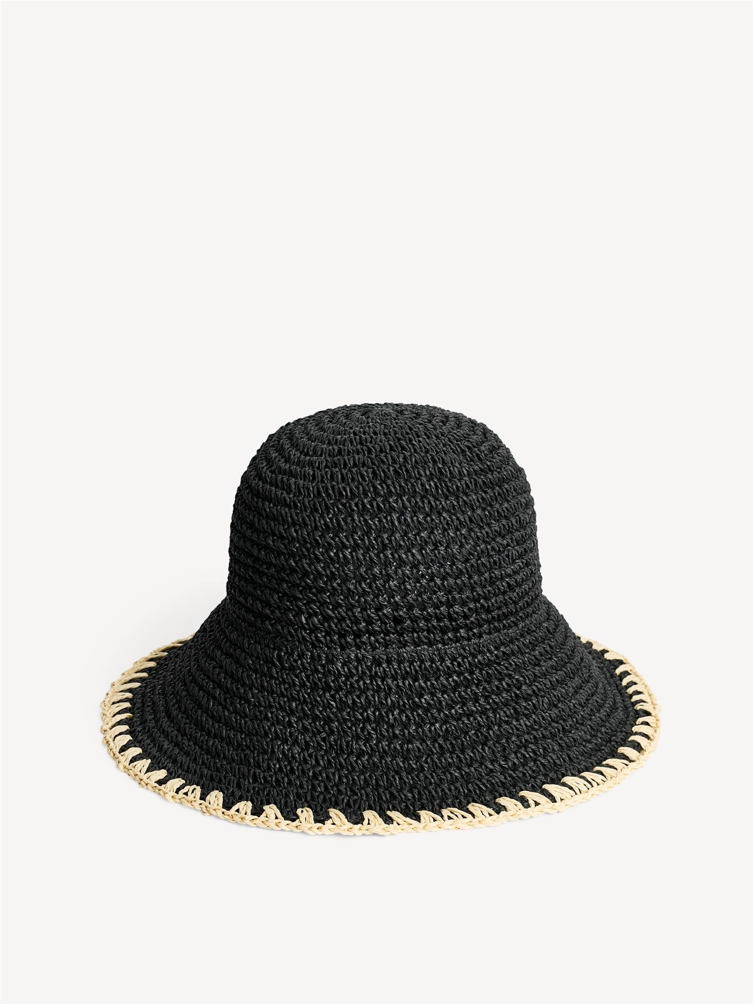 By Malene Birger STRAWILLA solhatt i sort papir, haandlaget boettehatt-form med bred skygge