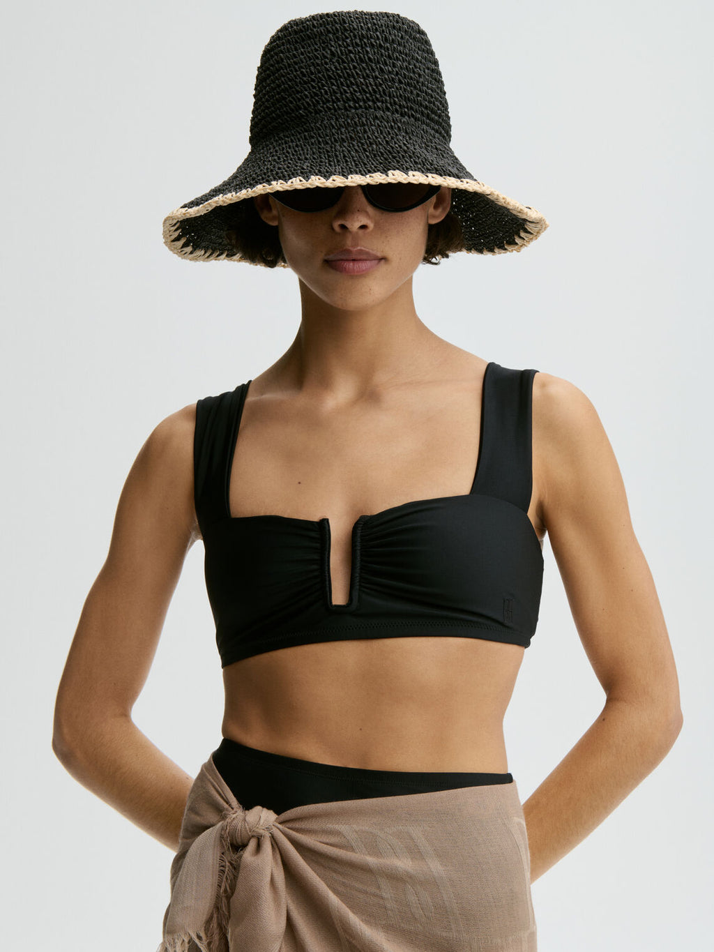 By Malene Birger STRAWILLA solhatt i sort papir, bred brem med boettehatt-form, sidevisning