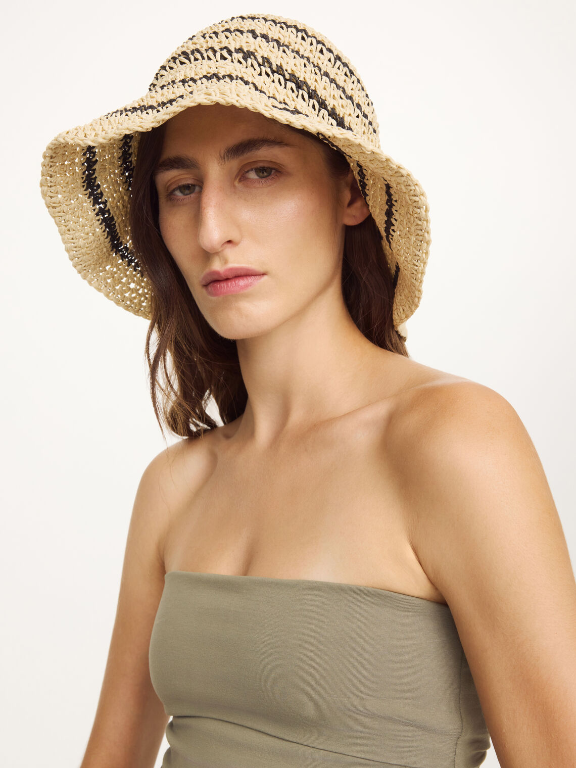 By Malene Birger STRAWILLA solhatt i papir med striper, bred brem og boettehatt-form, sidevisning