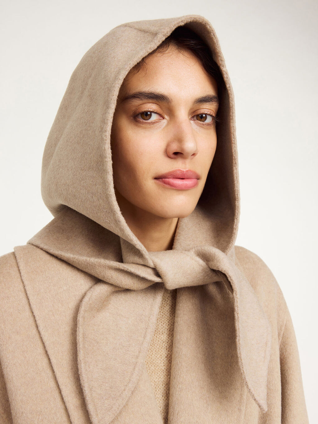By Malene Birger TIANNE ullhette i beige, 100% ull, sidevisning med knyting i front