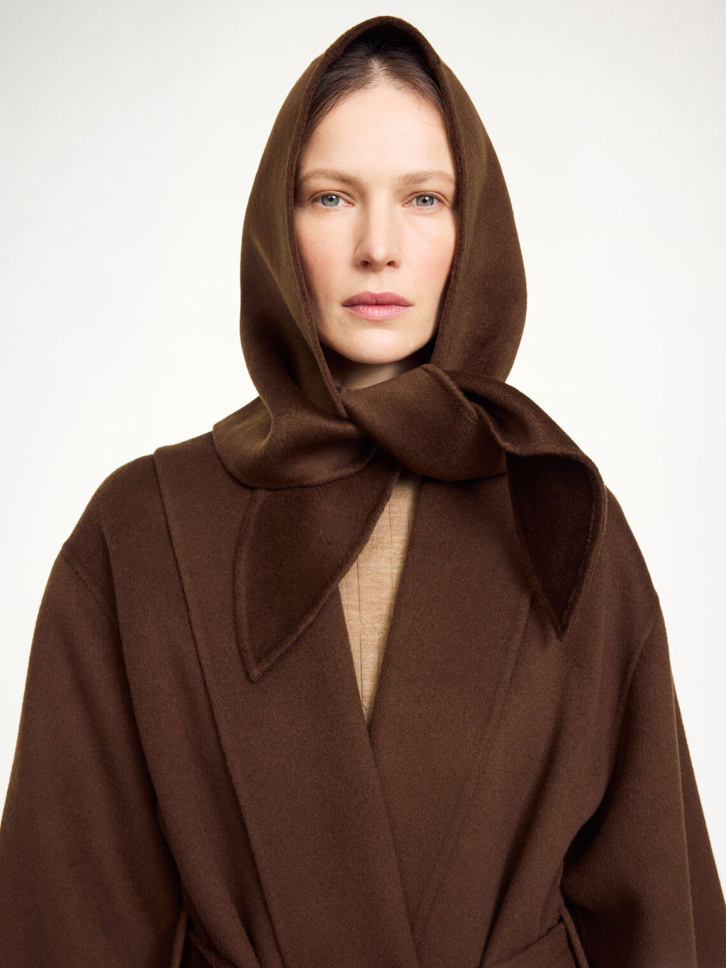 By Malene Birger TIANNE ullhette i moerkebrun, 100% ull, sidevisning med knyting i front