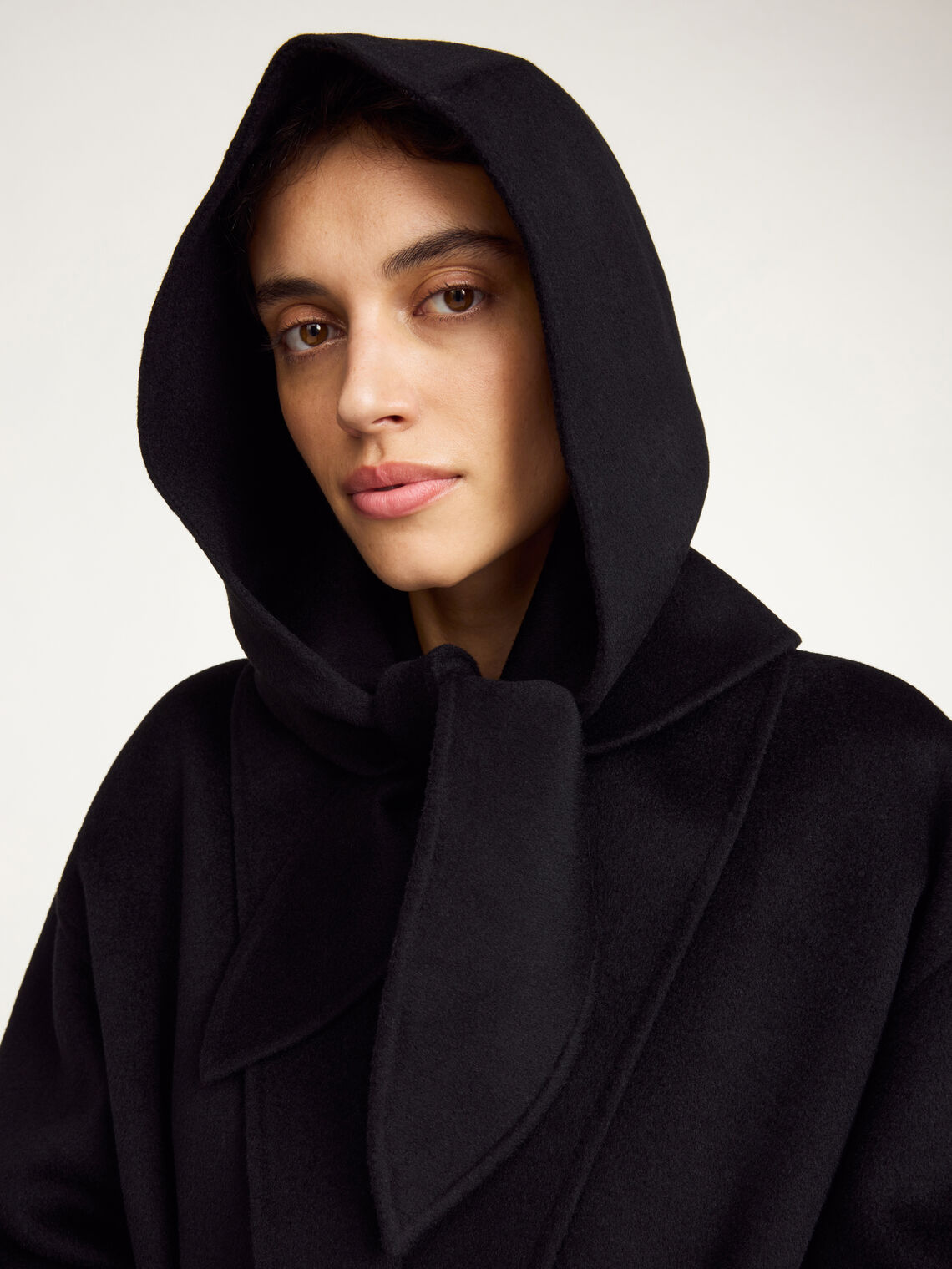 By Malene Birger TIANNE strikket hette i sort, ull og mohair, sidevisning med knyting