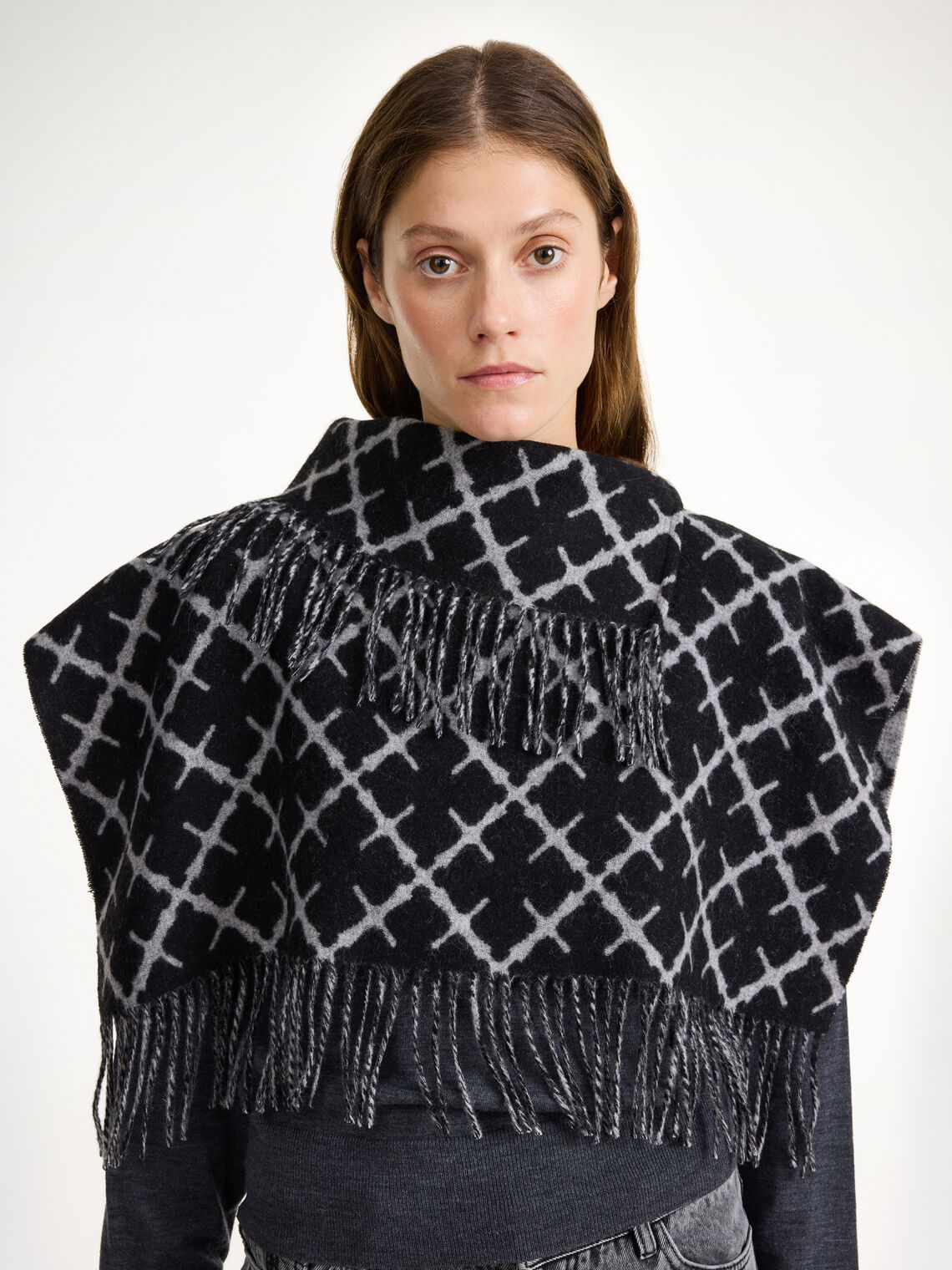 By Malene Birger TURTLOS rørformet hals i sort ull og kasjmir med Signatur Flower-mønster. Myk tekstur, vid nok til å brettes dobbelt.