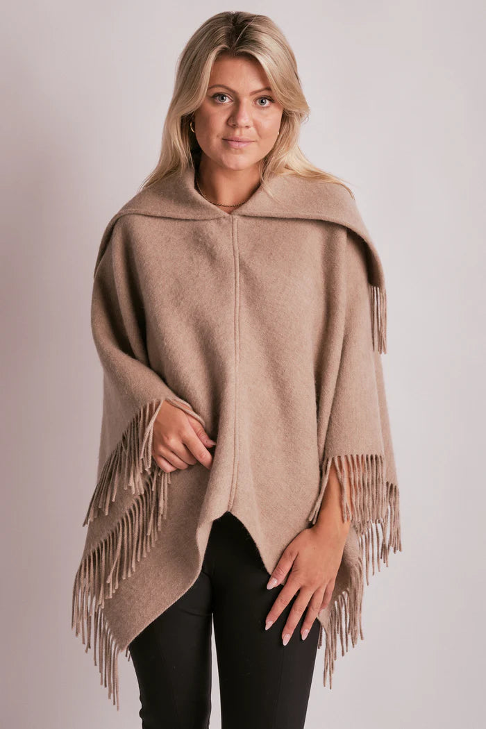 By Malene Birger TURTMA poncho i beige ull med lange frynser langs kantene. Romslig passform som kan brettes som skjerf.