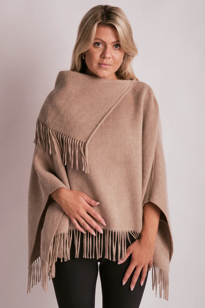 By Malene Birger TURTMA poncho i beige ull med lange frynser langs kantene. Romslig passform som kan brettes som skjerf.